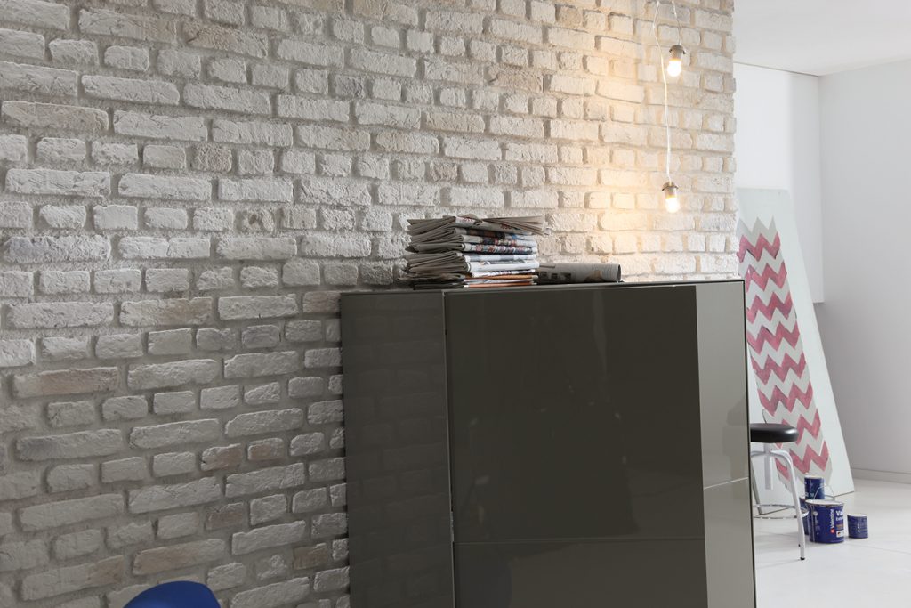 Aged White Urban Brick Wall (512)